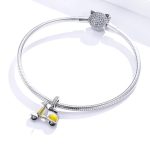 Silberner Motoranhänger, gelb