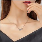 Silberne Halskette mit zwei Schmetterlingen