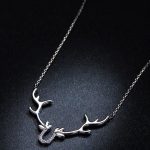 Silberne Halskette mit Hirschgeweih-Anhänger