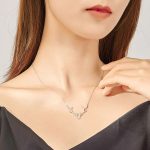 Silberne Halskette mit Hirschgeweih-Anhänger