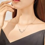 Silberne Halskette mit Hirschgeweih-Anhänger