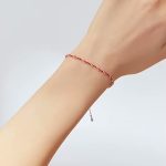 Ezüst karkötő zsinórral, piros