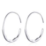 Silberne Creolen, minimalistisch