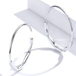 Silberne Creolen, minimalistisch