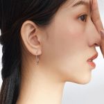 Silberne Creolen, minimalistisch