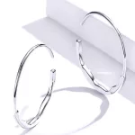 Silberne Creolen, minimalistisch