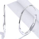 Silberne Creolen, minimalistisch