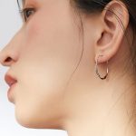 Silberne Creolen, minimalistisch