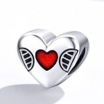 Silberner Herzanhänger mit rotem Herzen