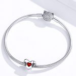 Silberner Herzanhänger mit rotem Herzen