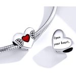 Silberner Herzanhänger mit rotem Herzen