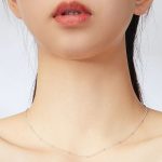 Silberne Halskette mit Kugeln