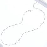 Silberne Halskette mit Kugeln