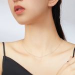 Silberne Halskette mit Kugeln