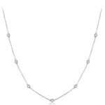 Silberne Halskette mit Kristallverzierung