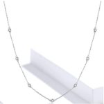 Silberne Halskette mit Kristallverzierung