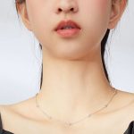 Silberne Halskette mit Kristallverzierung