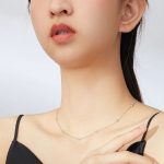 Silberne Halskette mit Kristallverzierung