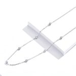 Silberne Halskette mit Kristallverzierung