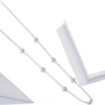 Silberne Halskette mit Kristallverzierung