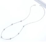 Silberne Halskette mit Kristallverzierung