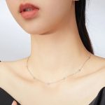 Silberne Halskette mit Kristallverzierung