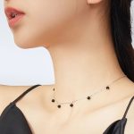 Silberne Halskette mit schwarzen Perlen