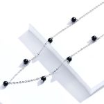 Silberne Halskette mit schwarzen Perlen