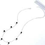 Silberne Halskette mit schwarzen Perlen