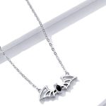 Silberne Halskette mit Fledermausanhänger