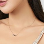 Silberne Halskette mit Fledermausanhänger