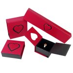 Hochwertige Schmuckschatulle mit Herzmuster für ein Armband