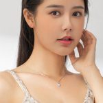 Silberne Halskette mit Sonnenanhänger