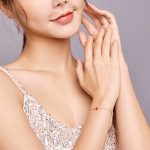 Ezüst karkötő piros szívvel