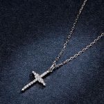 Silberne Halskette mit Anhänger „Unendlicher Glaube“.