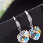  Herzanhänger-Ohrringe, Crystal AB, verziert mit Swarovski-Kristallen