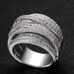 Silberfarbener Ring mit Zirkoniasteinen, 6