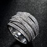 Silberfarbener Ring mit Zirkoniasteinen, 6