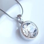  Steinhalskette, verziert mit Swarovski-Kristallen