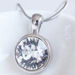  Steinhalskette, verziert mit Swarovski-Kristallen