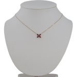 Halskette aus 14-karätigem Gold mit rotem vierblättrigen Blumenanhänger