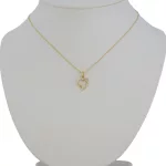 Anhänger aus 14-karätigem Gold, gedrehtes Herz mit Kristallen