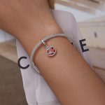 Ezüst charm, gránátalma