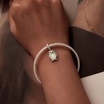 Ezüst charm, bagoly világító kővel