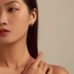 Ezüst karikafülbevaló csillogó kristályokkal