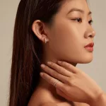 Ezüst karikafülbevaló csillogó kristályokkal