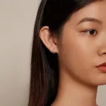 Ezüst karika-fülbevaló opálkővel