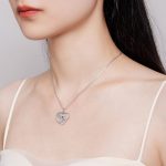 Ezüst női nyaklánc, anya gyermekével