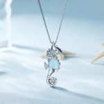 Ezüst női nyaklánc csikóhalmedállal