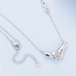 Ezüst női nyakánc, kezek